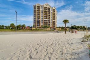 格尔夫波特Sleek Gulfport Condo with Ocean Views and Pool Access!的大型建筑前的海滩