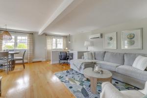 西黑文Sunny East Haven Home with Grill Walk to Beaches!的客厅配有沙发和桌子