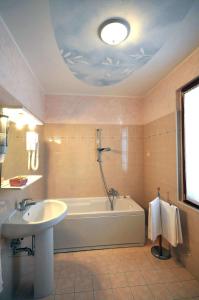 蒙法尔科内艾坎比迪马塞罗酒店的带浴缸和盥洗盆的浴室