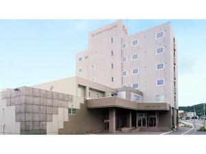 网走市Abashiri Royal Hotel - Vacation STAY 55028v的一座大型建筑,有一座建筑