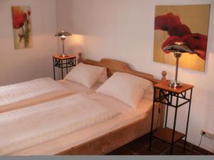 吕肖钟楼酒店的一间卧室配有两张床和一盏灯