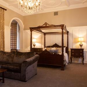 阿洛厄英格尔伍德之家及Spa中心酒店的一间卧室配有一张大床和一张沙发