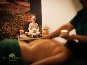 瓦尔帕苏什Olive Nature - Hotel & SPA da Quinta Dona Adelaide的坐在佛像前的裸体女人