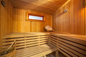 伊斯坦布尔欢呼灯塔酒店的小木屋设有1间带窗户的桑拿浴室