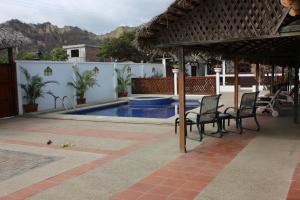 圣克莱门特Casa Aventura的一个带椅子的庭院和一个游泳池