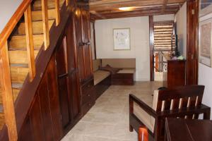 圣克莱门特Casa Aventura的走廊上设有木楼梯,里面设有长凳