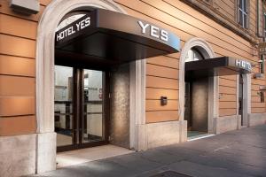 罗马Yes Hotel Boutique Rome的带有读心器的标志的建筑物的外形