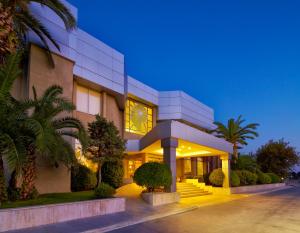 帕莫卡莱帕姆热温泉诊所及Spa酒店的一座棕榈树环绕的大建筑