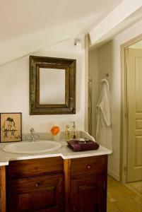 布拉列玛丽欧仁妮农场酒店的一间带水槽和镜子的浴室