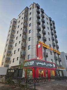 马斯喀特Al Dhiyafa Palace Hotel Apartments قصر الضيافة للشقق الفندقية的一座大型建筑,前面设有餐厅