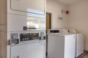 凤凰城菲尼克斯北贝尔路6号汽车旅馆的厨房配有冰箱和洗衣机。