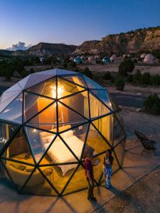 佳能威尔Clear Sky Resorts - Bryce Canyon - Unique Stargazing Domes的两人站在沙漠的圆顶帐篷中