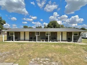 MeadNear Lake Texoma Quad-plex Kitchenette - 29的田野上桌椅的建筑