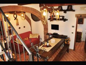 蒙特普齐亚诺La Casina Toscana的客厅配有红色的沙发和桌子