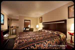 水晶洛奇汽车旅馆客房内的一张或多张床位
