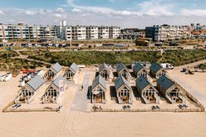 赞德沃特Thalassa Beach Houses的海滩上一排房子的空中景色