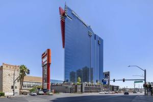 拉斯维加斯Hilton Grand Vacations Club Elara Center Strip Las Vegas的一座大玻璃建筑,上面有美国国旗