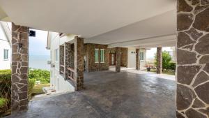 峇都丁宜Panoramic Seaview Holiday Home - Batu Ferringhi的石墙房子的走廊