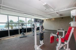 Bahama Sands Condos的健身中心和/或健身设施