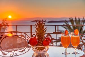 埃尔莫波利斯沃兰达锡罗斯旅馆的一张桌子,上面放着两杯啤酒和一碗水果