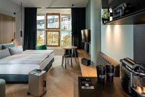 汉堡Clipper Boardinghouse - Hamburg-Michel的酒店客房配有一张床铺和一张桌子。