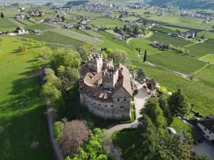 阿皮亚诺苏拉斯特拉达Schloss Freudenstein的城堡的空中景观