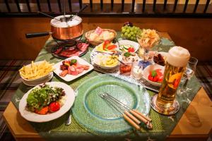 迈尔霍芬卡拉兰德豪斯酒店的餐桌,带食物和啤酒盘