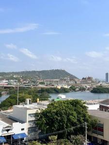 卡塔赫纳Pool & Rooftop! Steps to the old city and Getsemany的享有河流和建筑的城市美景