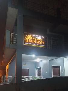 马迪凯里Coorg Sunway home stay的建筑物一侧的太阳路标