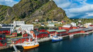 斯塔姆松Live Lofoten Fishermen's Cabins的水中拥有红色建筑和船只的城镇