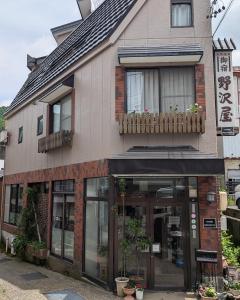 野沢野沢御宿的建筑前方有窗的商店