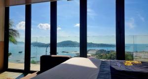 芽庄Villa Nha Trang Gần Biển - Biệt Thự Nha Trang Gần Biển的客房设有大窗户,享有海景。