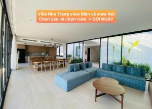 芽庄Villa Nha Trang Gần Biển - Biệt Thự Nha Trang Gần Biển的客厅配有蓝色的沙发和桌子