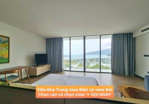 芽庄Villa Nha Trang Gần Biển - Biệt Thự Nha Trang Gần Biển的一间设有大窗户的大房间