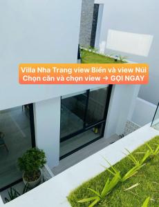 芽庄Villa Nha Trang Gần Biển - Biệt Thự Nha Trang Gần Biển的房屋玻璃门的景色