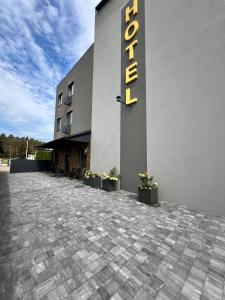 StoyankaSeven Hills Hotel的建筑的侧面有标志