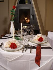 迪特福特沃尔夫斯堡族玛乡村旅馆的一张桌子,配有盘子和酒杯,还有一个壁炉
