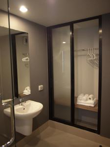 南邦ABIZZ Hotel Lampang Airport的浴室配有白色水槽和淋浴。