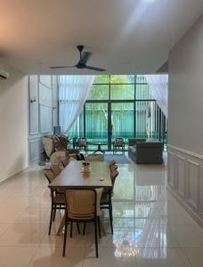 塞贝维New - Villa with Private Pool & Jacuzzi for 20 ppl in Puchong and Cyberjaya的客厅配有桌椅