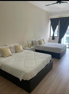 塞贝维New - Villa with Private Pool & Jacuzzi for 20 ppl in Puchong and Cyberjaya的一间带两张床和一张沙发的卧室