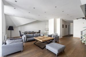 古多里PENTHOUSE BY Gondola, New Gudauri Suites的客厅配有桌椅