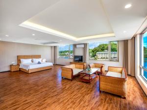 NgerbodelPalau Vacation Hotel的一间卧室设有一张床和一间客厅。