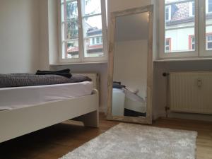 海德堡林赫尔岑德老城酒店的一间卧室配有镜子、一张床和一个窗户