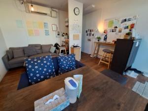 福冈Fukuoka Tabiji Hostel & Guesthouse的客厅配有沙发和桌子