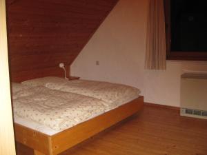 Waldthurn拜姆勒度假乡村民宿的楼梯间的小床