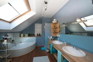 圣坎迪朵Zenana Boutique Hotel的浴室配有两个盥洗盆和浴缸。
