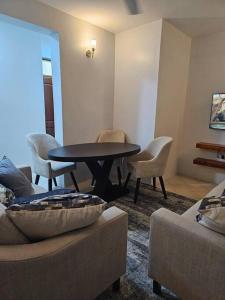 达累斯萨拉姆A nice & cozy 2 bedroom place for great stay的客厅配有桌椅