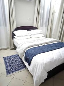 达累斯萨拉姆A nice & cozy 2 bedroom place for great stay的两张床位于一个房间窗户旁