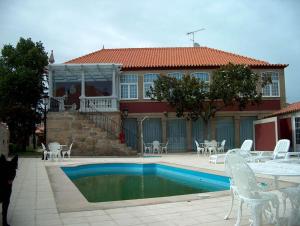 菲盖拉迪卡斯特卢罗德里古法尔考德门东萨酒店的房屋前有游泳池的房子