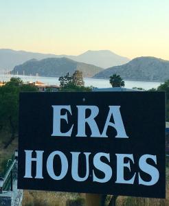 马尔马里斯ERA HOUSES的湖景标志,读过时代房屋